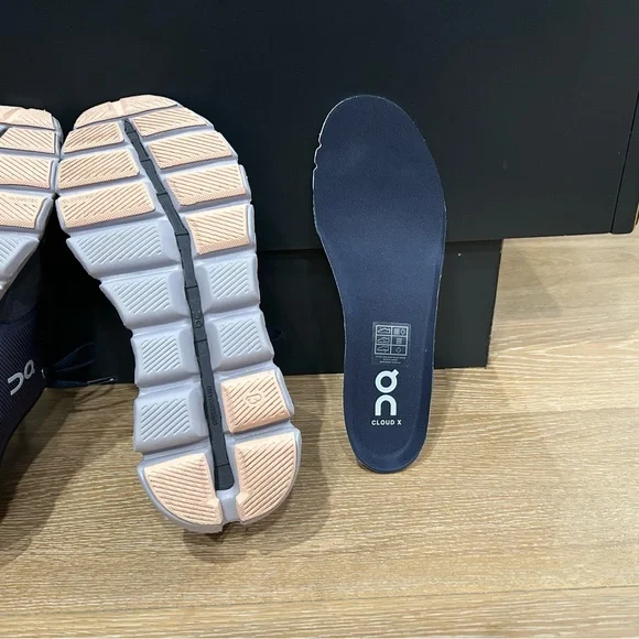 On Cloud X women’s size 7 - Picture 6 of 8